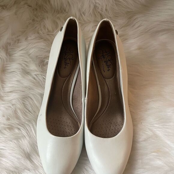 Life Stride Parigi white slip on classic round toe 2.5 “ heels - Picture 2 of 10